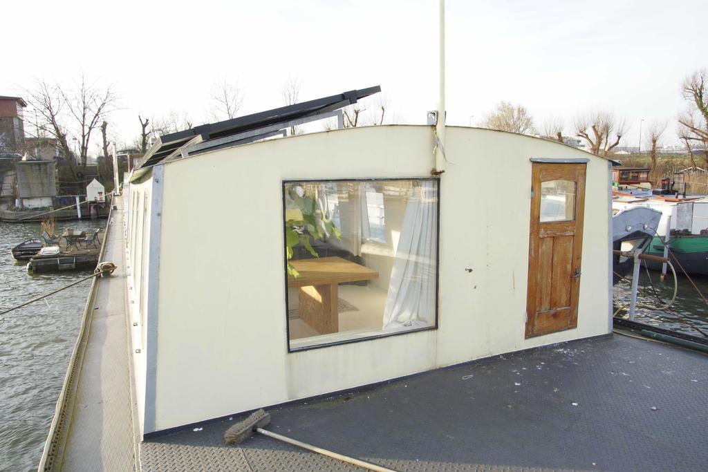 The Island Houseboat Hotell Amsterdam Exteriör bild